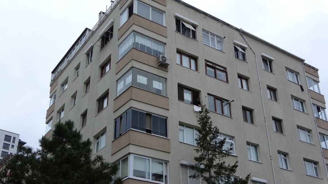 Balkondaki esrarengiz yazıların sırrı ortaya çıktı! Ev sahibi ile kiracı arasındaki anlaşmazlık bunu yaptırdı 10